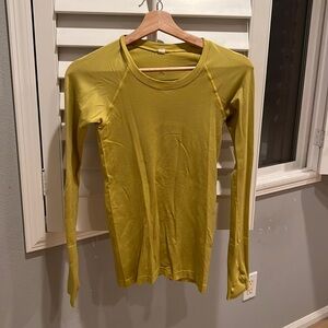 Lululemon yellow women’s work out shirt